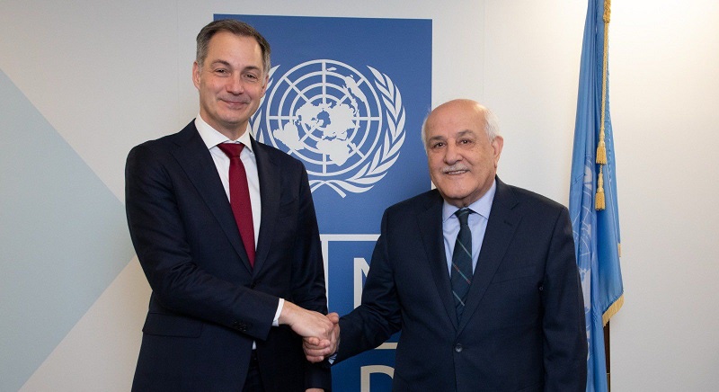 رياض منصور يبحث مع مسؤول في الأمم المتحدة الأوضاع الإنسانية في قطاع غزة