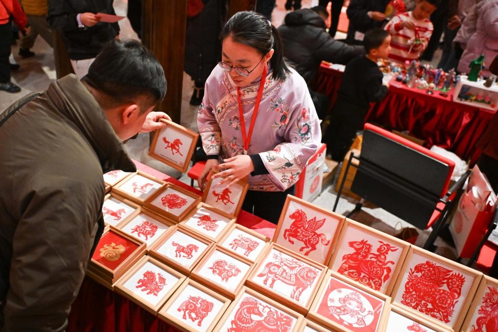 عروض منوعة للتراث غير المادي للاحتفال بعيد الربيع في بكين