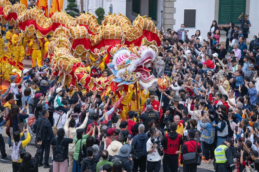 الصين : عرض رقصة التنين في ماكاو