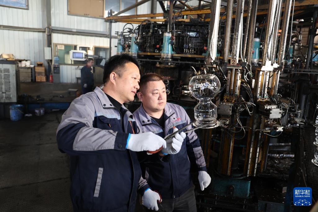 نفخ الزجاج اليدوي في الصين.. من حرفة تقليدية إلى صناعة عالمية مزدهرة