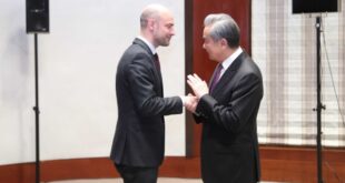 وزير الخارجية الصيني يحث الصين وفرنسا على العمل معا لمنع العالم من العودة إلى قانون الغاب