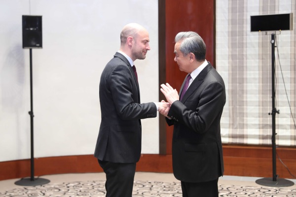 وزير الخارجية الصيني يحث الصين وفرنسا على العمل معا لمنع العالم من العودة إلى قانون الغاب