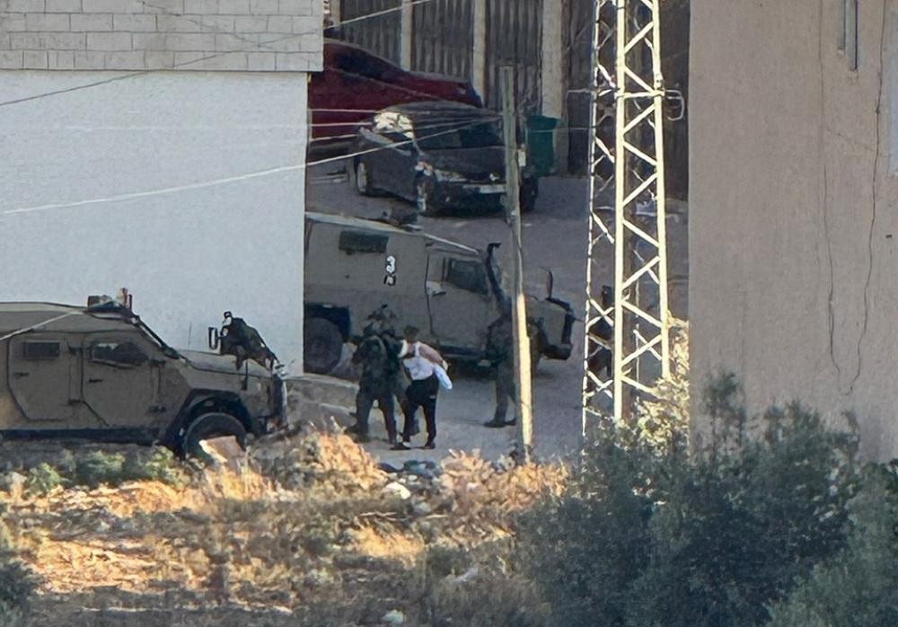 الاحتلال ينكّل بشاب ويستولي على مركبات في اللبن الشرقية