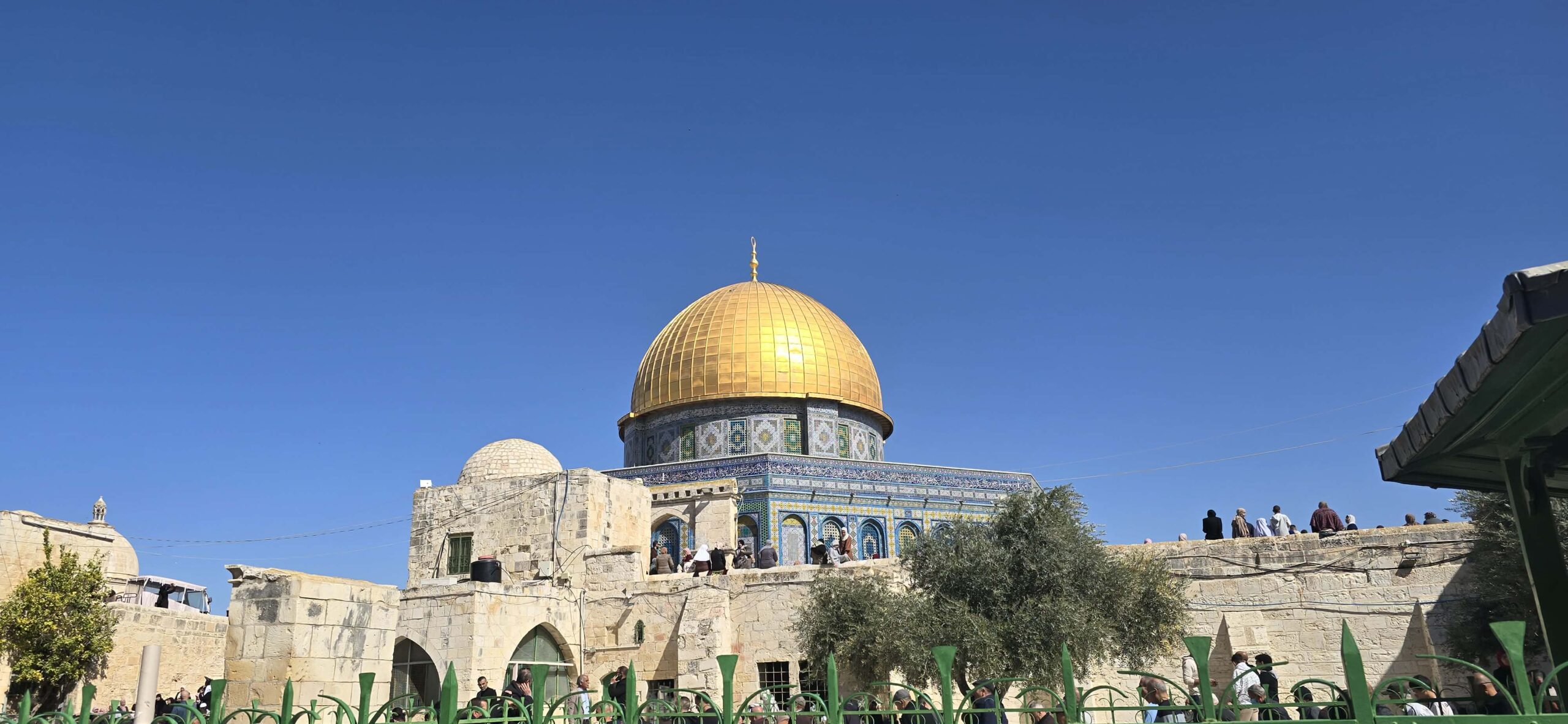 توافد الآلاف من المصلين لأداء صلاة الجمعة الأولى في شهر رمضان المبارك، في رحاب المسجد الأقصى المبارك