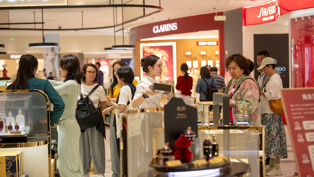 هاينان تشهد ازدهار المبيعات المعفاة من الرسوم الجمركية ومعالم سياحية جديدة احتفالية لبدء عام الحصان