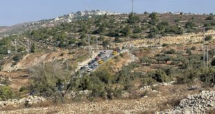 قوات الاحتلال تطلق قنابل الغاز تجاه المواطنين عند حاجز عطارة شمال رام الله