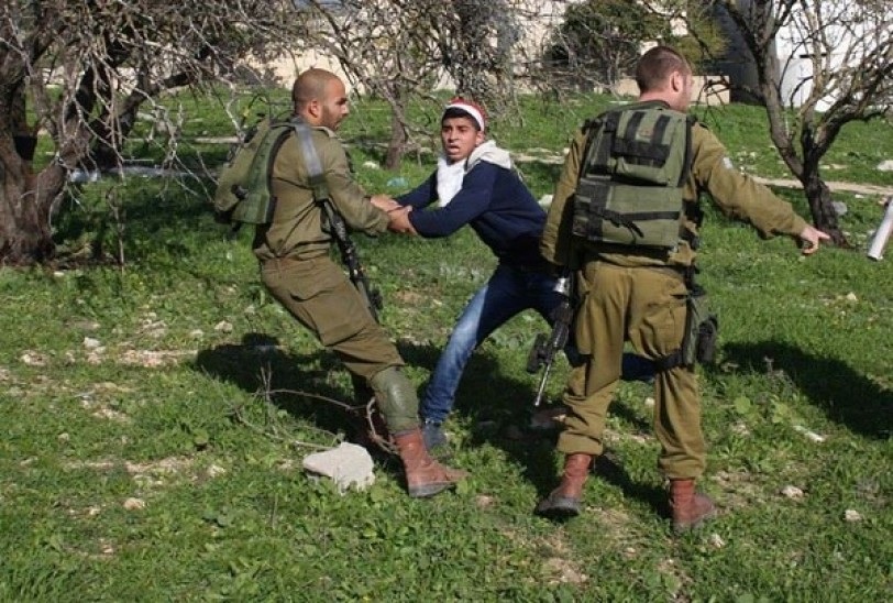 مستوطنون بزي قوات الاحتلال يعتقلون مواطنا ويعتدون على الأهالي وممتلكاتهم في مسافر يطا جنوب الخليل