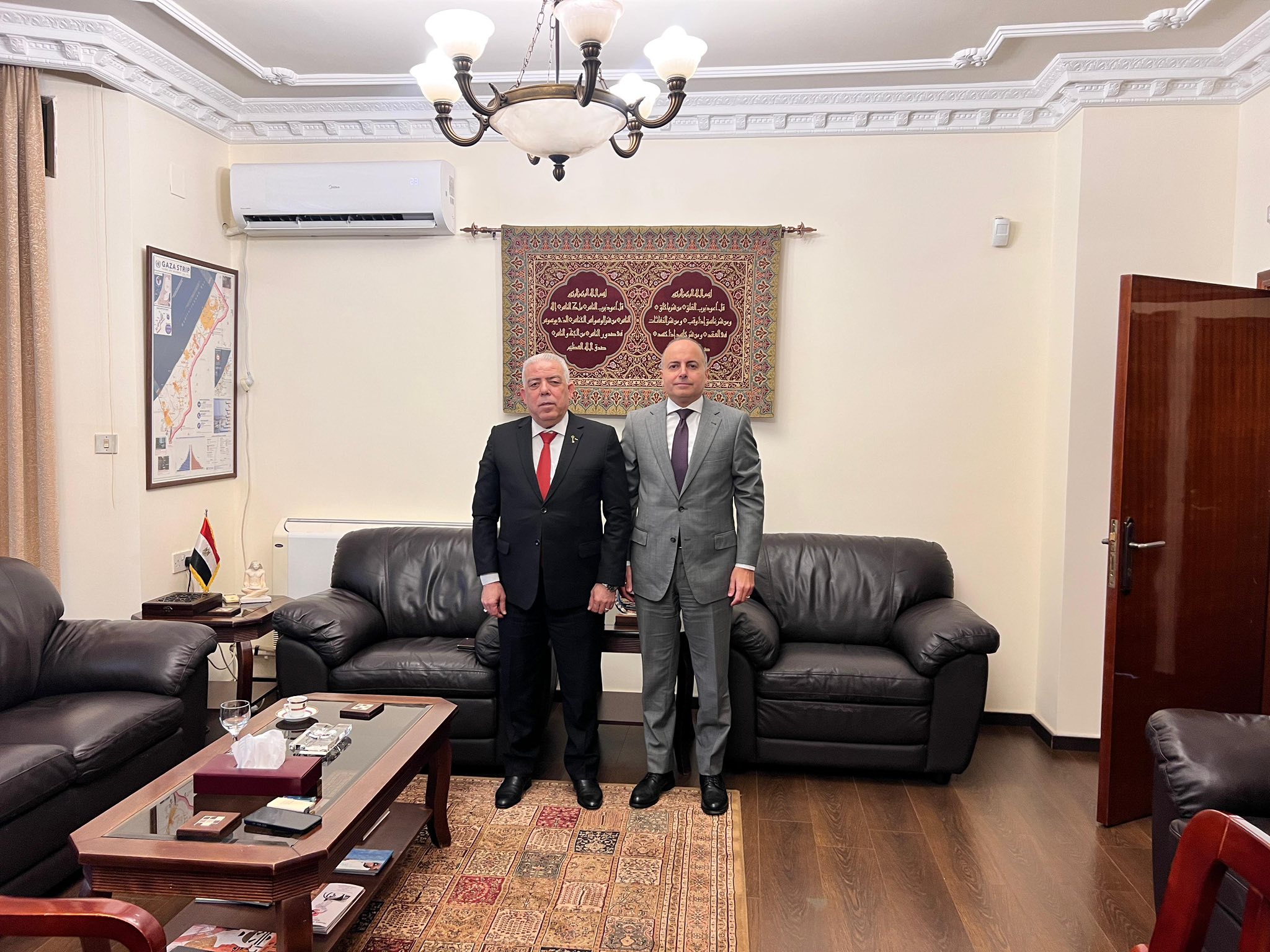 اللواء أنور رجب يزور السفير المصري ويؤكد عمق العلاقات الأخوية وتقدير الدور المصري الداعم لفلسطين
