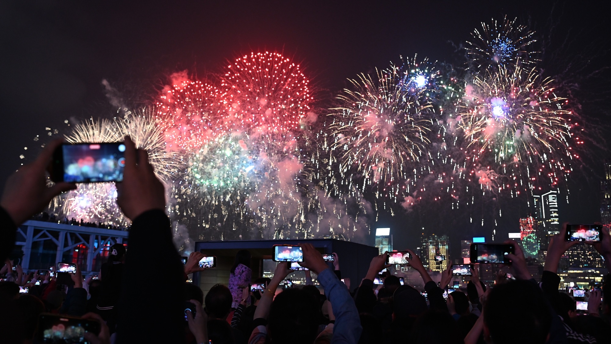 عرض الألعاب النارية برأس السنة الصينية في ميناء فيكتوريا بهونغ كونغ