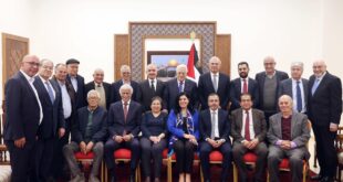 الرئيس محمود عباس يستقبل باحثين وأكاديميين فلسطينيين ويؤكد أهمية كتابة التاريخ الوطني بأيدٍ فلسطينية