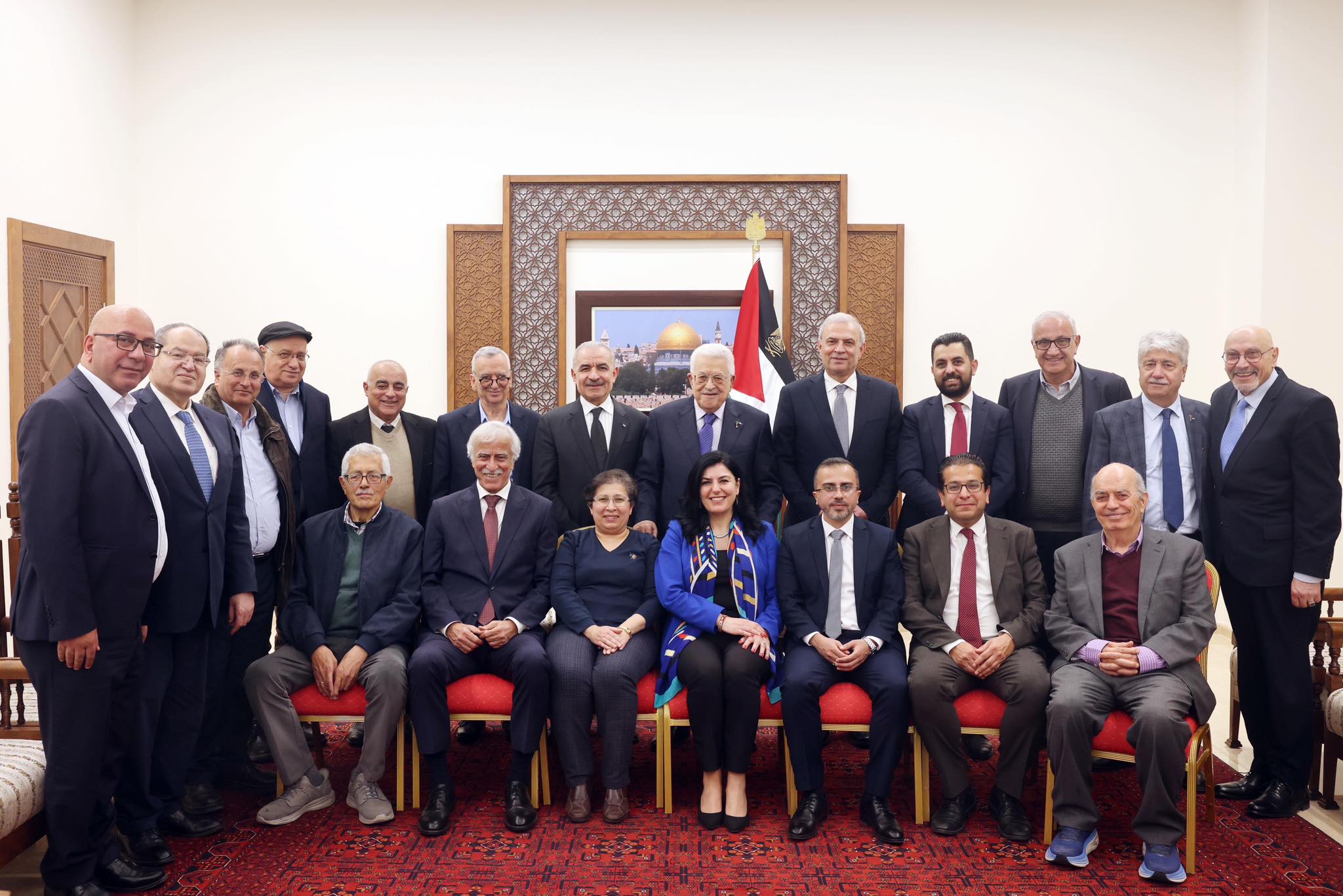 الرئيس محمود عباس يستقبل باحثين وأكاديميين فلسطينيين ويؤكد أهمية كتابة التاريخ الوطني بأيدٍ فلسطينية