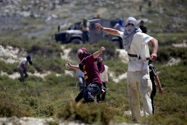 مستوطنون يعتدون على مواطنين جنوب نابلس