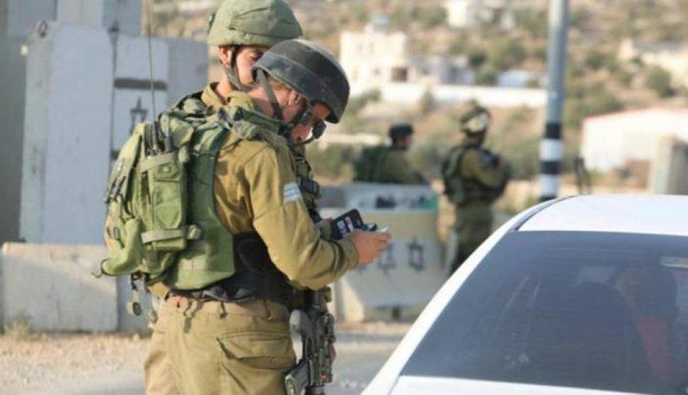 الاحتلال ينصب حاجزا عسكريا عند مدخل سنجل شمال رام الله