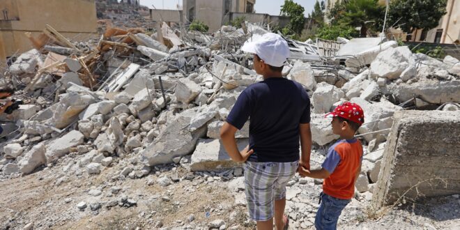 الاحتلال يجبر المقدسي ماجد السلايمة على هدم منزله في بيت حنينا