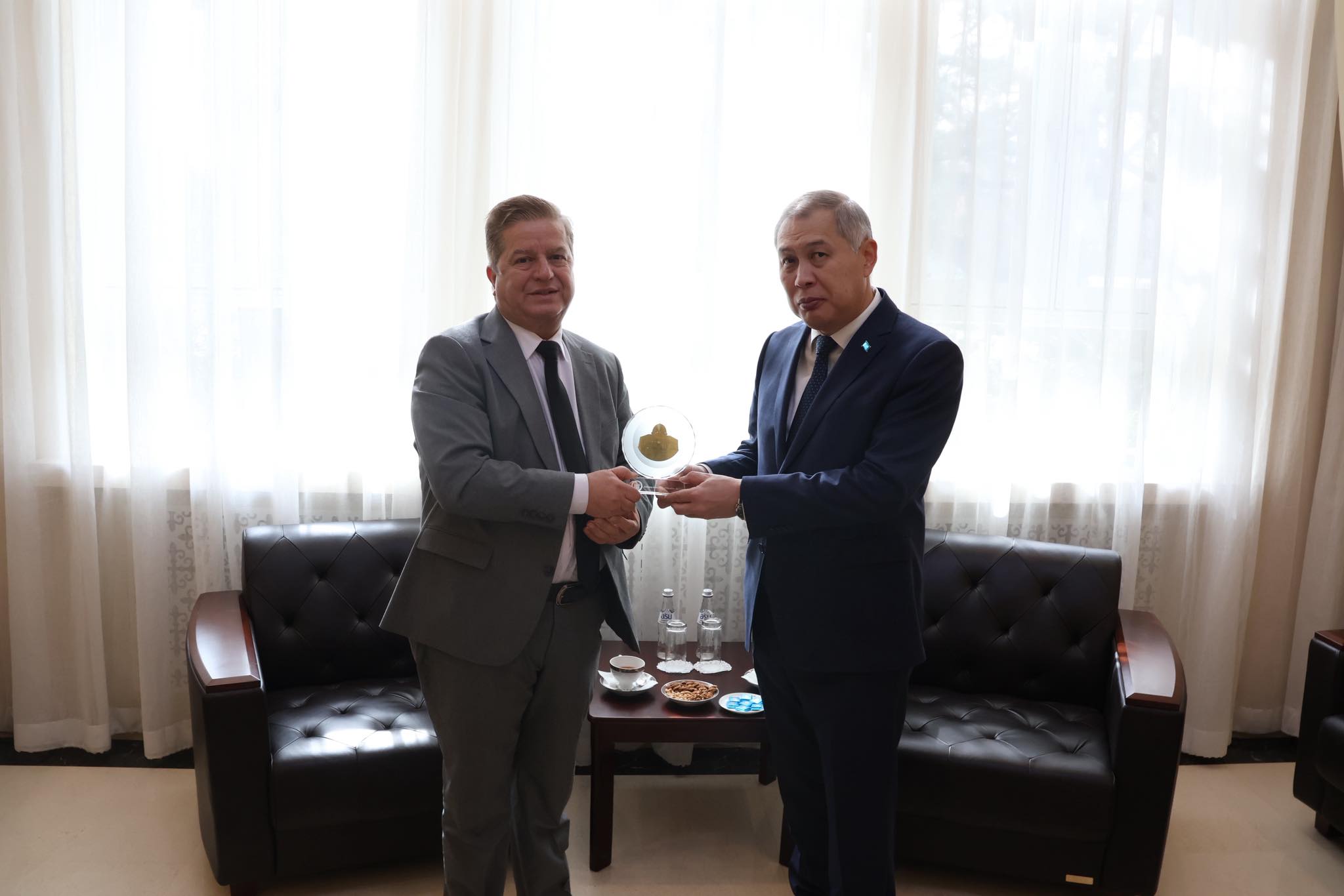 السفير د. جواد عواد يلتقي سفير جمهورية كازاخستان لدى الصين
