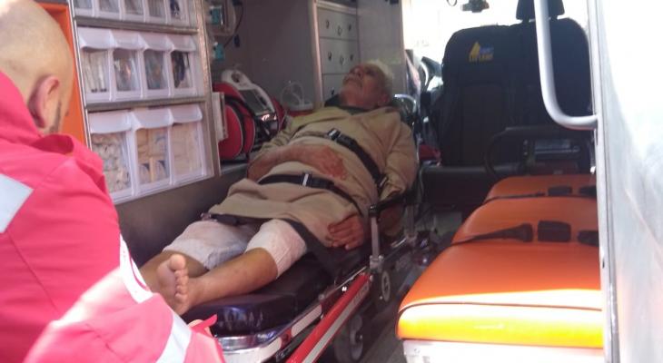 إصابة مسن كفيف باعتداء للمستوطنين شرق الخليل