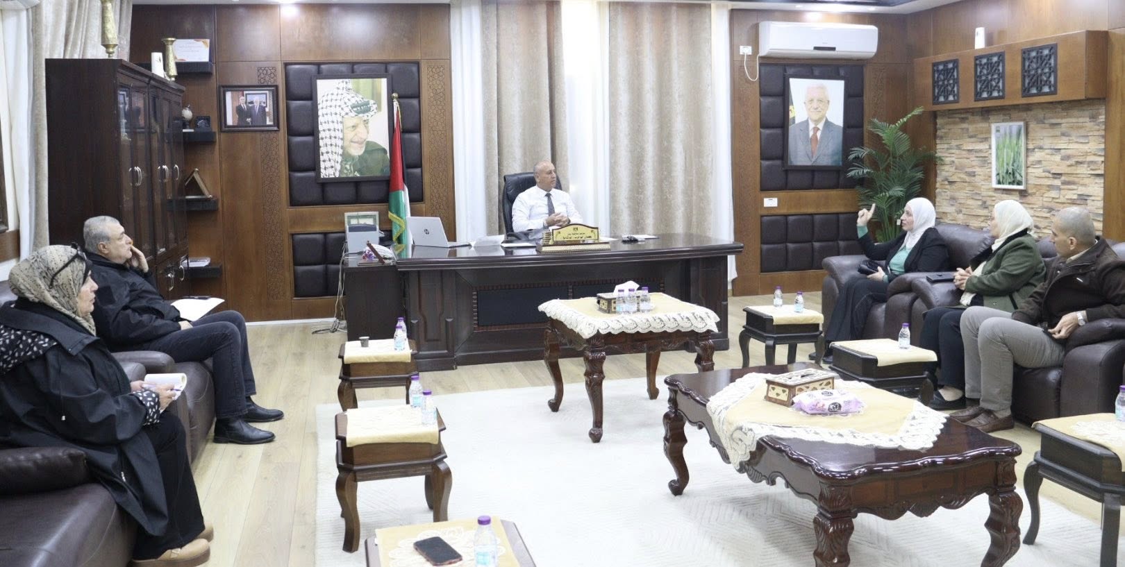 محافظ جنين كمال أبو الرب  يلتقي مديرة مكتب التعليم العالي ويبحث سبل تطوير العمل
