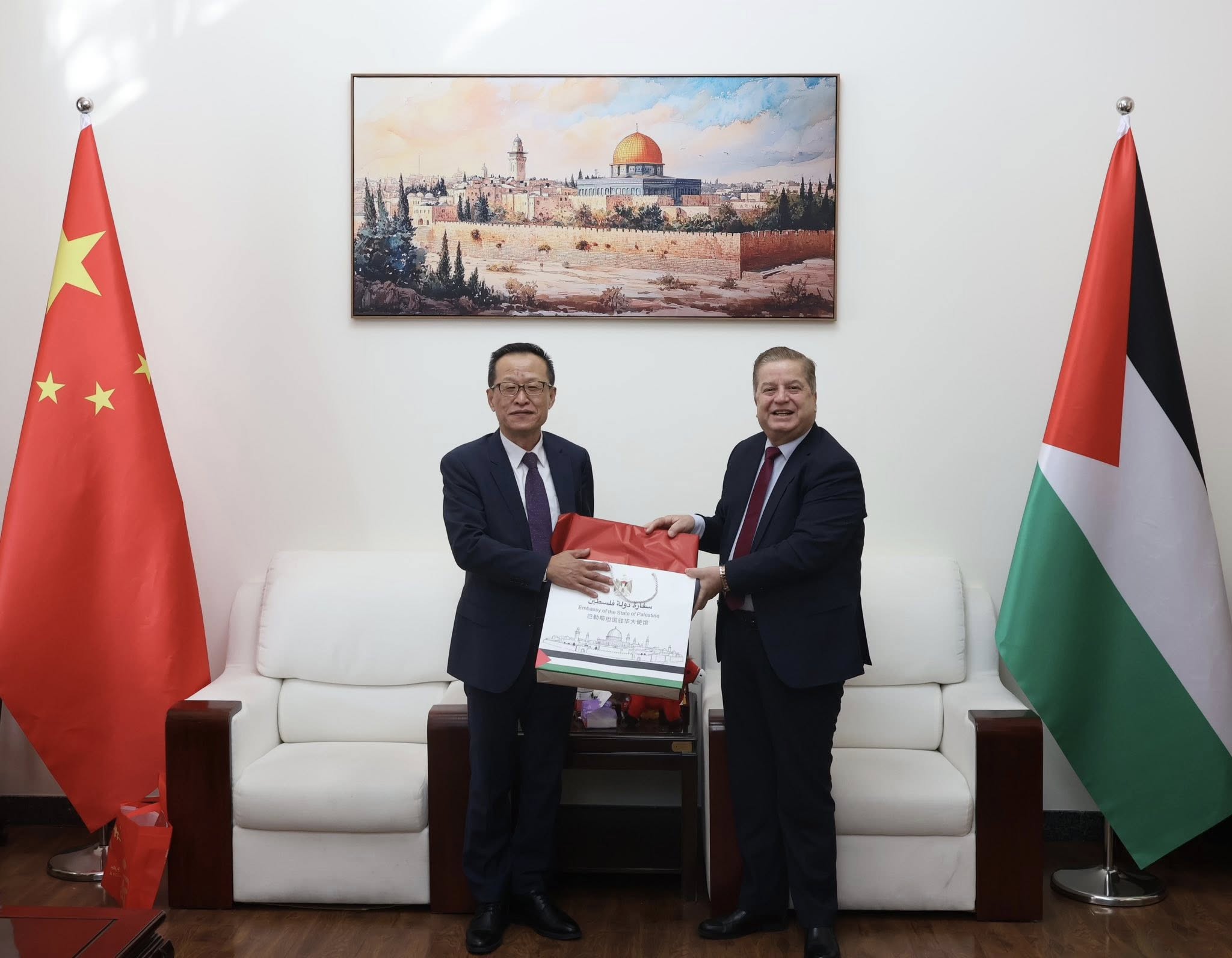 السفير عواد يبحث مع نائب مدير الخدمات الدبلوماسية بوزارة الخارجية الصينية سبل دعم مقر السفارة الفلسطينية في بكين