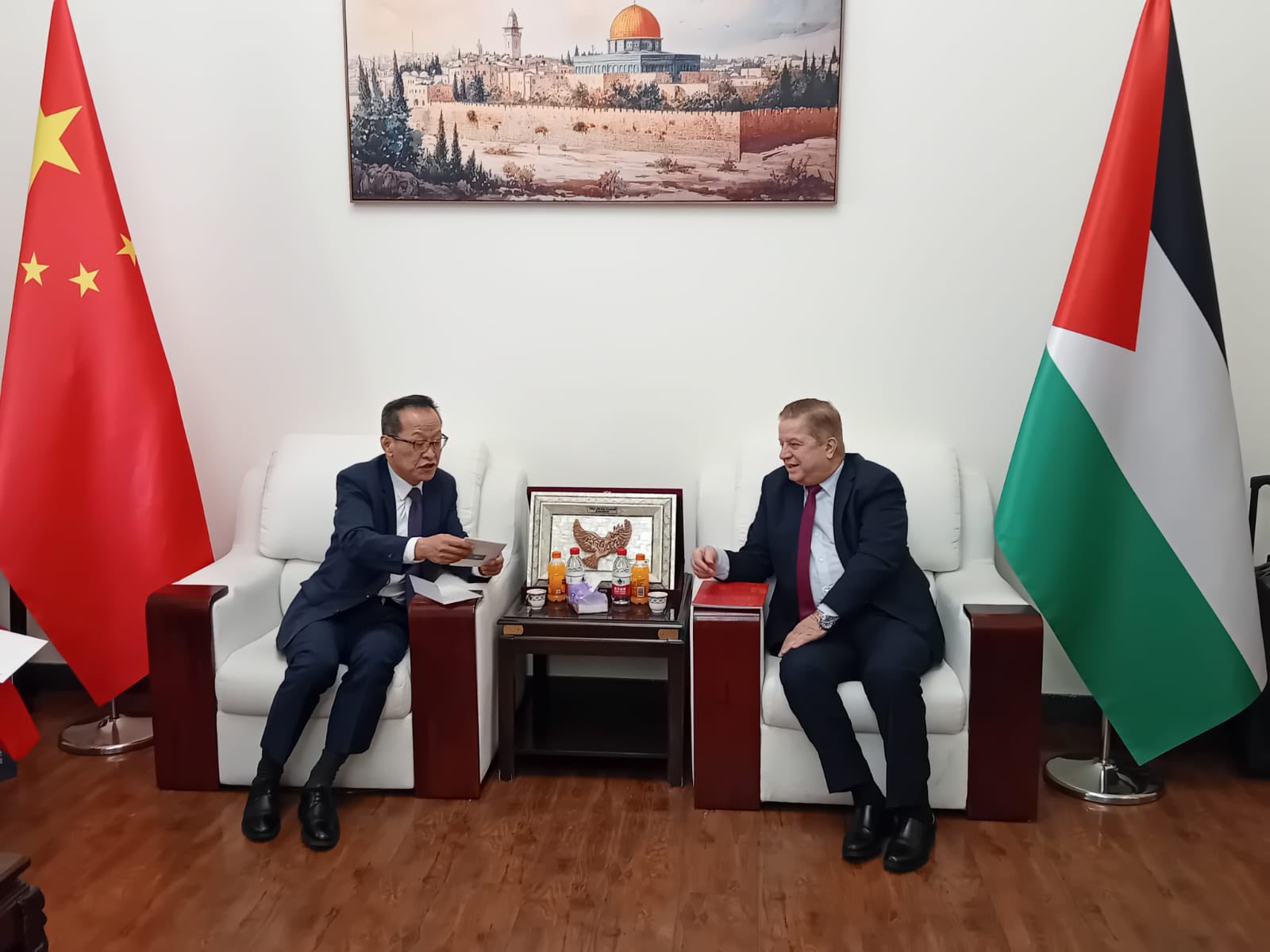 السفير عواد يبحث مع نائب مدير الخدمات الدبلوماسية بوزارة الخارجية الصينية سبل دعم مقر السفارة الفلسطينية في بكين