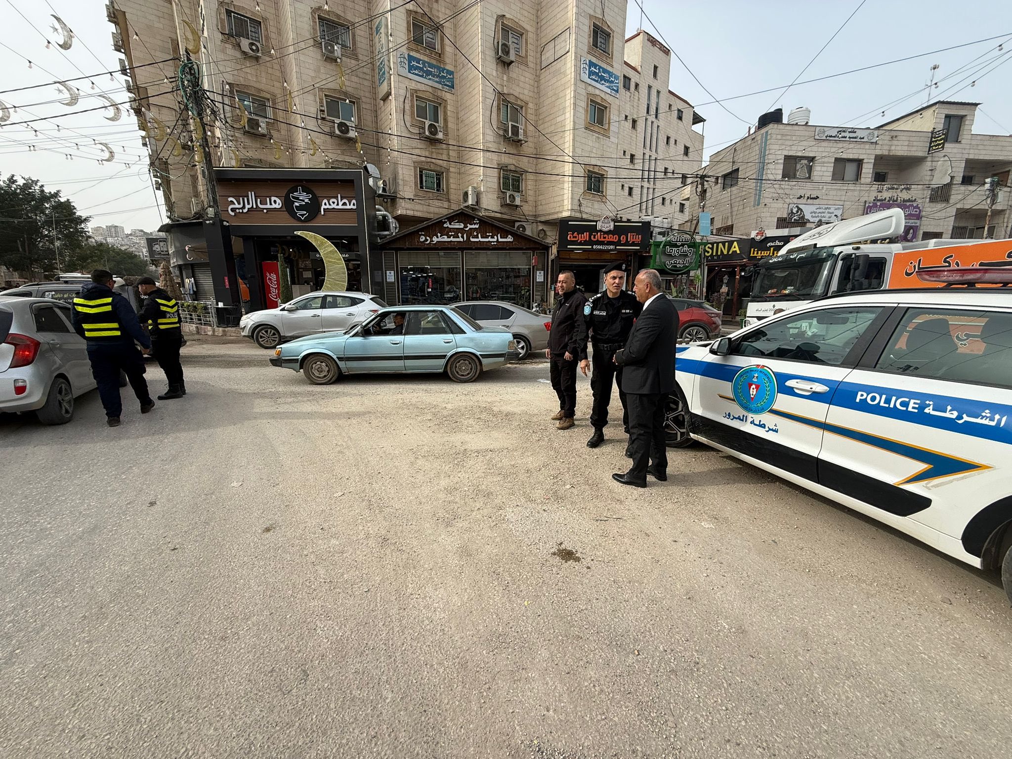 محافظ جنين كمال أبو الرب يتفقد سير العمل وجهود شرطة المرور في تنظيم الحركة المرورية وخدمة المواطنين
