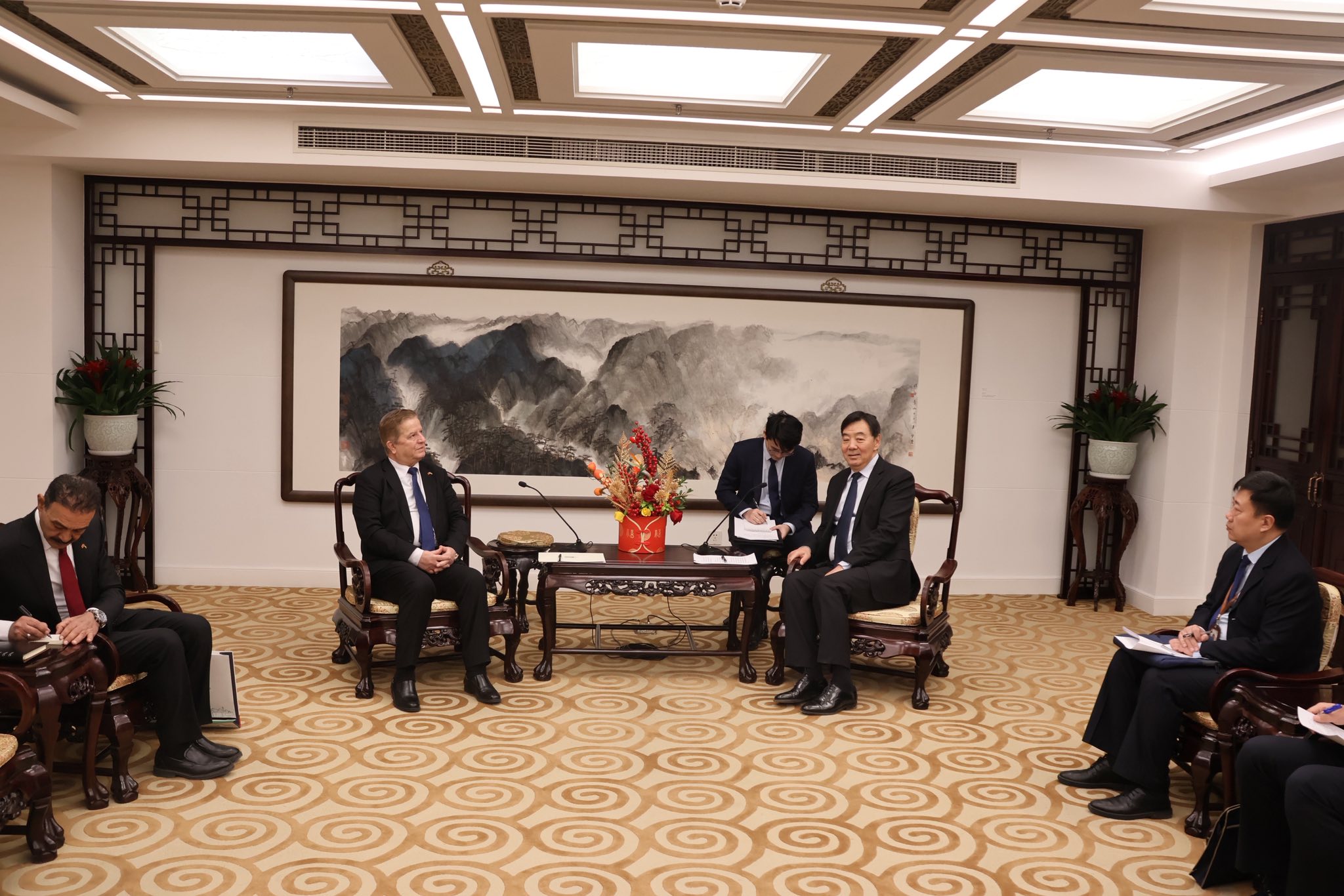 السفير عواد يطلع المبعوث الصيني على خطورة قرارات الاحتلال الأخيرة
