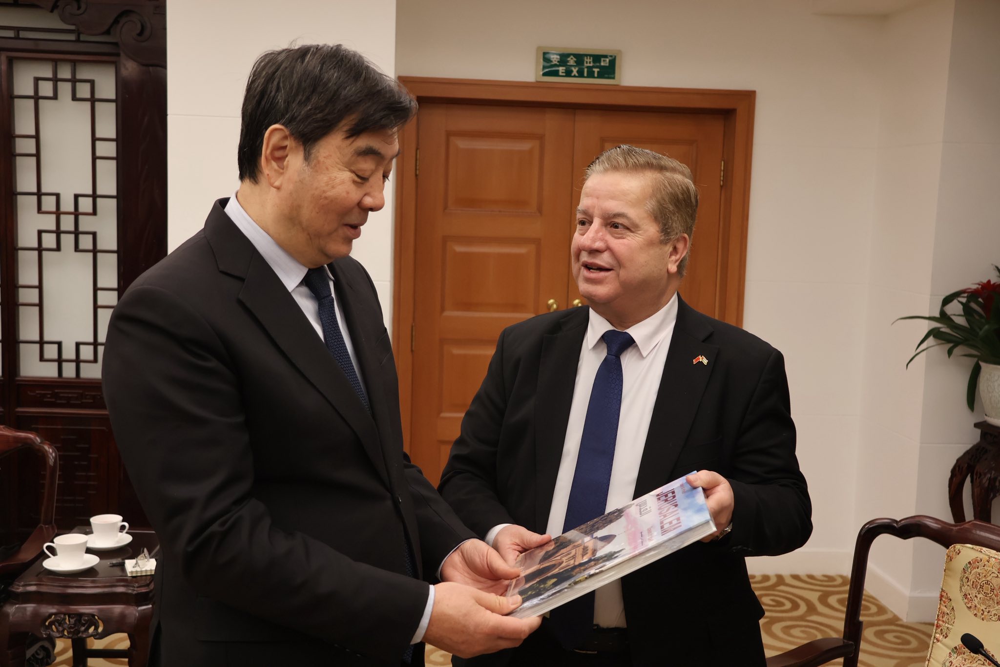 السفير عواد يطلع المبعوث الصيني على خطورة قرارات الاحتلال الأخيرة