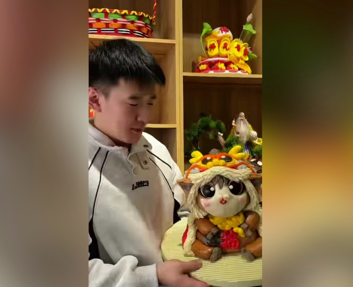 شاب صيني يصنع الكعكة المطهوة على البخار على شكل "حصان صغير" بطريقة مبتكرة احتفالا بعام الحصان