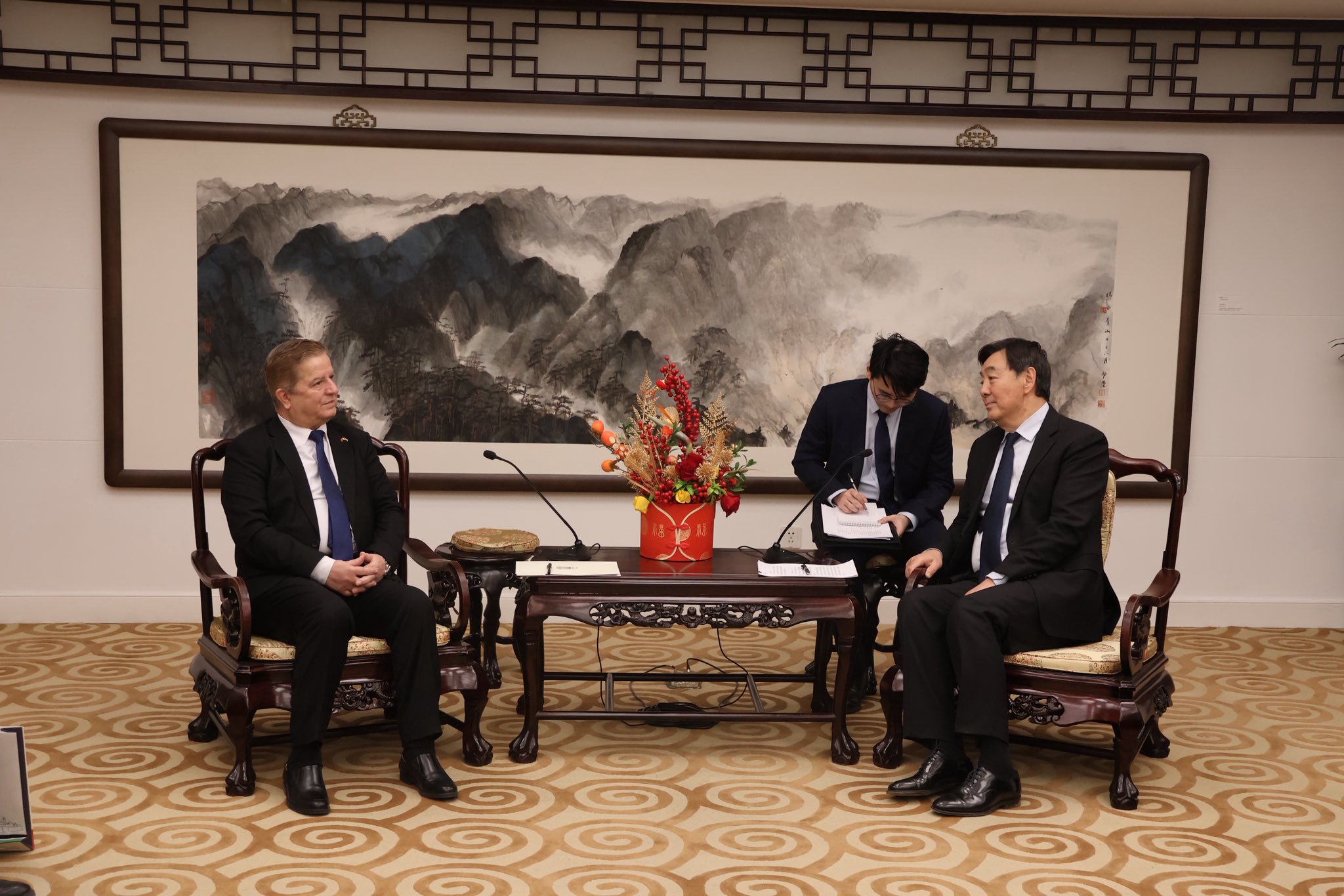 السفير عواد يطلع المبعوث الصيني على خطورة قرارات الاحتلال الأخيرة