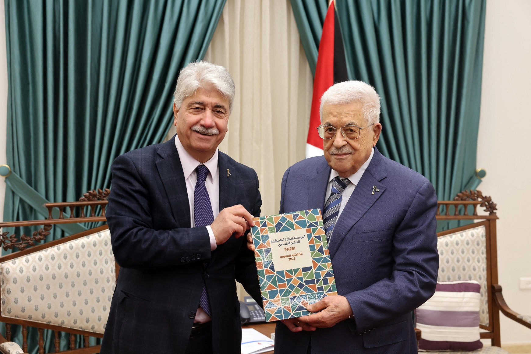 الرئيس محمود عباس يتسلم التقرير السنوي للمؤسسة الفلسطينية للتمكين