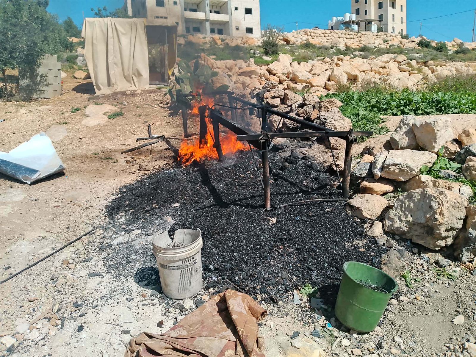 الشرطة تقبض على مشتبه به بإشعال النار في مخلفات صلبة والاضرار بالبيئة في إذنا غرب الخليل