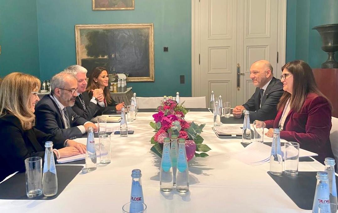 وزيرة الخارجية فارسين شاهين تلتقي نظيريها البرتغالي والكندي على هامش مؤتمر ميونخ