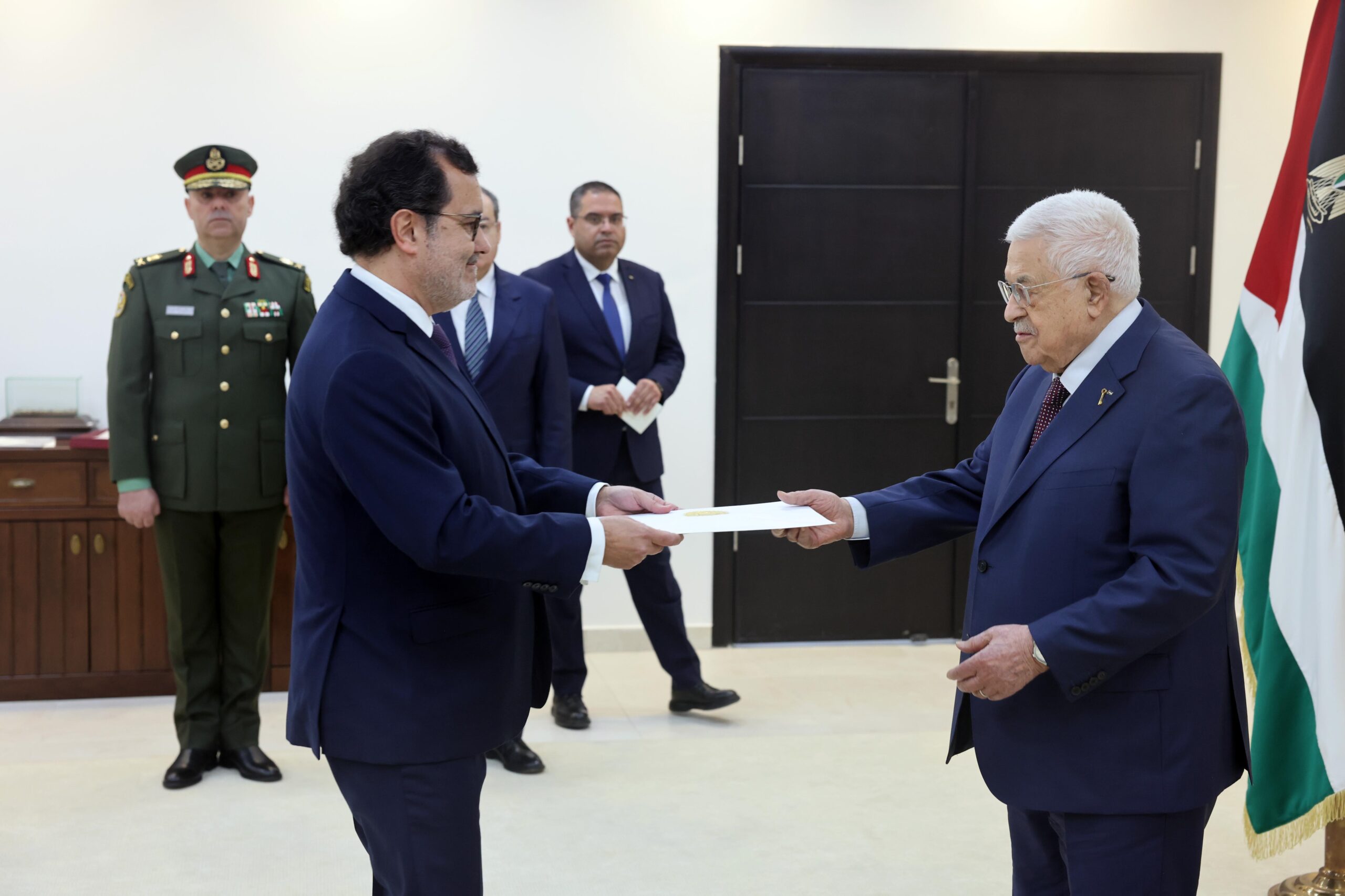 الرئيس عباس يتقبل أوراق اعتماد رئيس مكتب تمثيل جمهورية البرتغال لدى دولة فلسطين