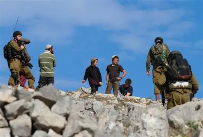 مستوطنين يهاجمون منازل المواطنين في المزرعة الشرقية شرق رام الله