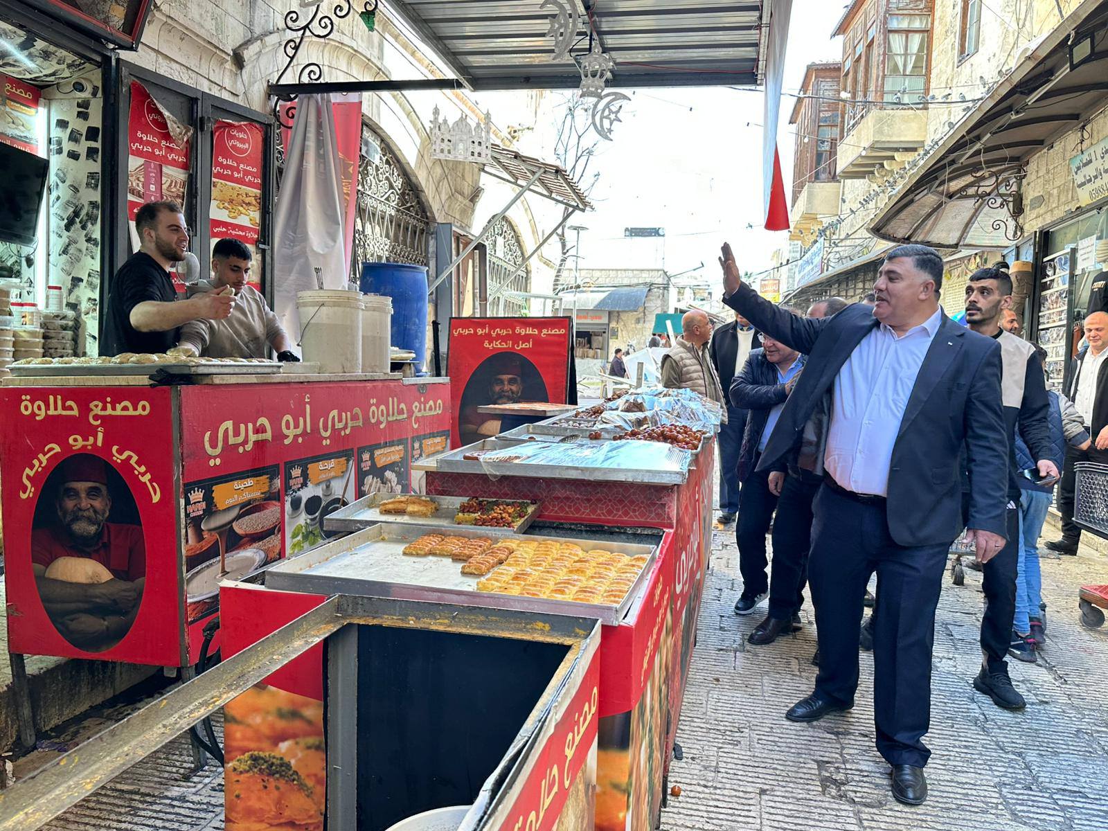 محافظ نابلس غسان دغلس يتفقد الأسواق في رابع أيام شهر رمضان المبارك