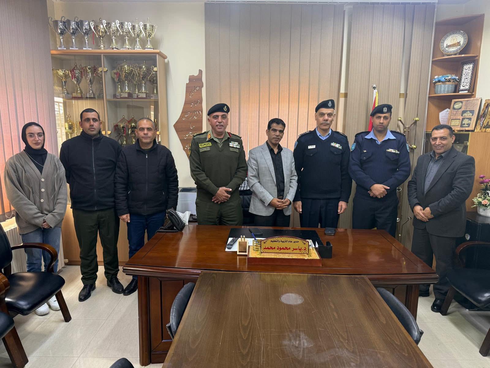 التوجيه الوطني والمعنوي في الخليل يزور مدير عام التربية والتعليم لبحث تعزيز الشراكة
