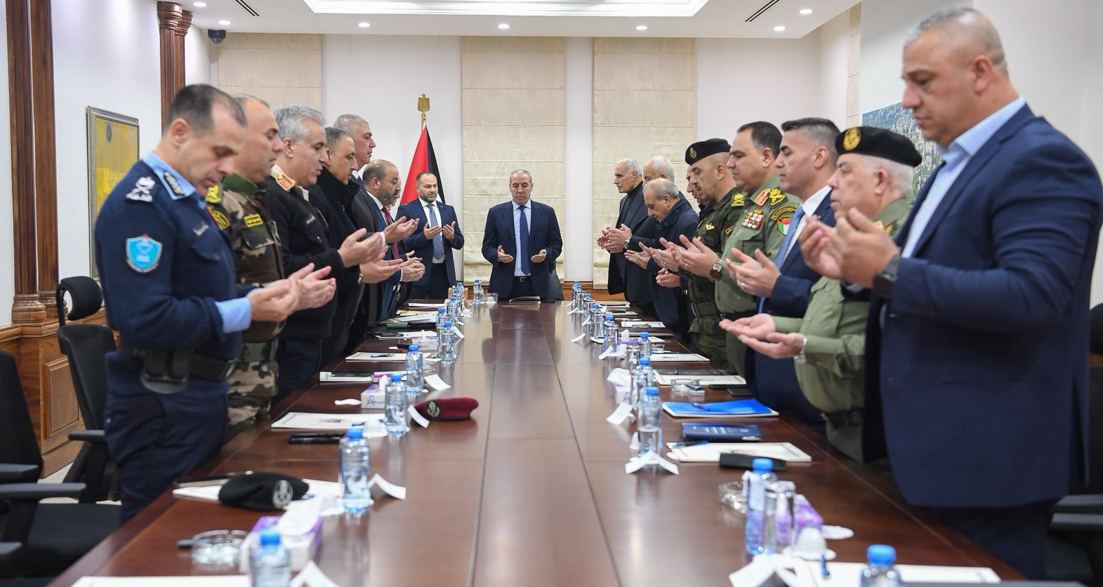 حسين الشيخ يعقد اجتماعًا أمنيًا بحضور رئيس الوزراء وكبار المسؤولين لبحث المستجدات السياسية والأمنية