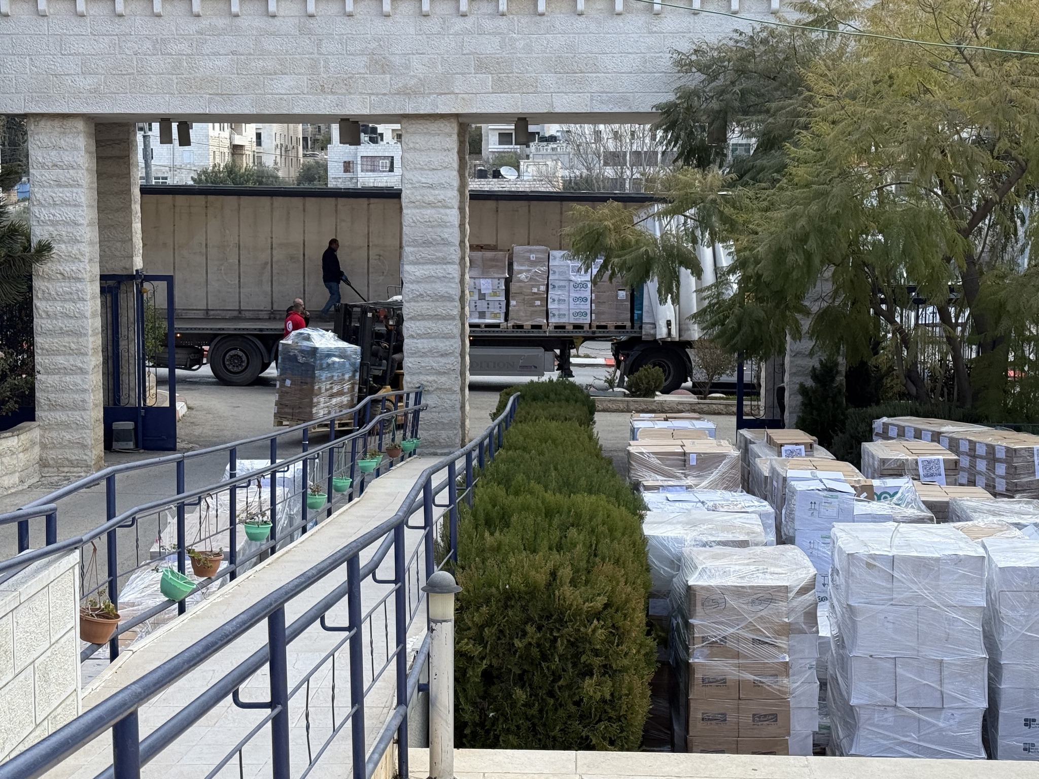 الهلال الأحمر في الضفة الغربية يسير 9 شاحنات محملة بأكثر من 3 ملايين وحدة دواء لإنقاذ الوضع الصحي في قطاع غزة