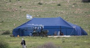 مستوطنون يبنون عريشًا ويرفعون علم الاحتلال في ساحة منزل بفصايل الوسطى