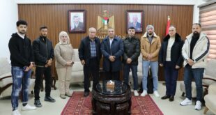 محافظ الخليل خالد دودين يستقبل مجموعة شبابية من مدينة يطا