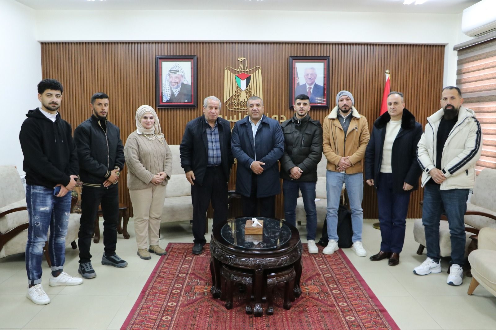 محافظ الخليل خالد دودين يستقبل مجموعة شبابية من مدينة يطا