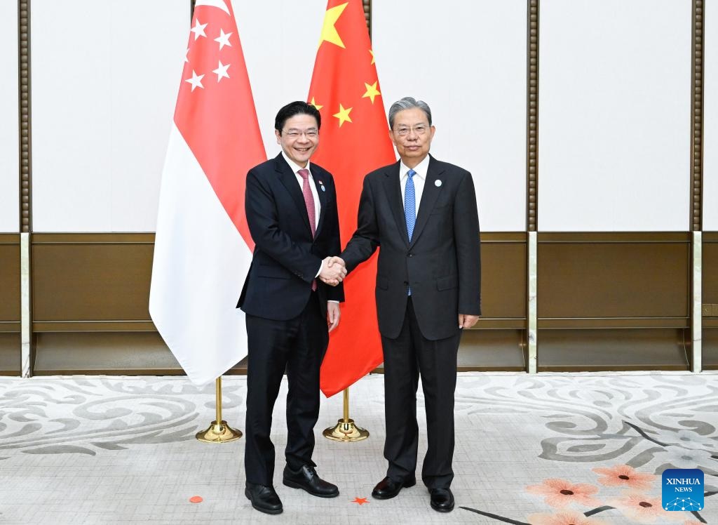 كبير المشرعين الصينيين يلتقي رئيس وزراء سنغافورة ورئيس البرلمان السريلانكي