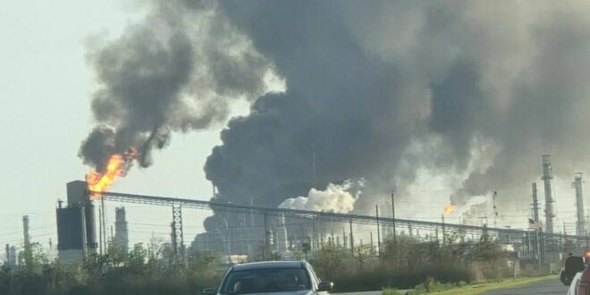 انفجار ضخم واندلاع حرائق في مصفاة نفط بولاية تكساس الأمريكية