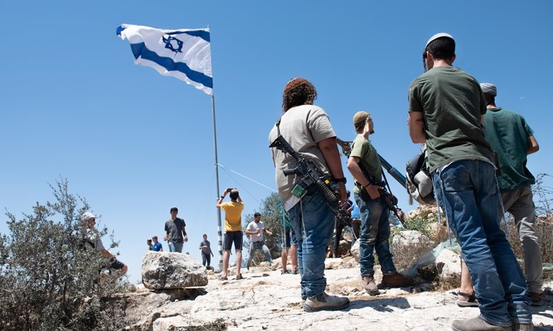 تقرير : تسليح المستوطنين والتوسع في بناء البؤر الاستيطانية يضع الضفة الغربية على شفا الانفجار 