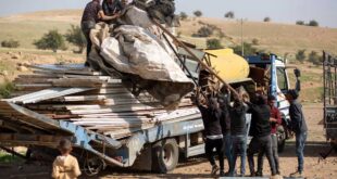 عائلتان فلسطينيتان ترحلان من خربة سمرة بالأغوار الشمالية بسبب اعتداءات المستوطنين