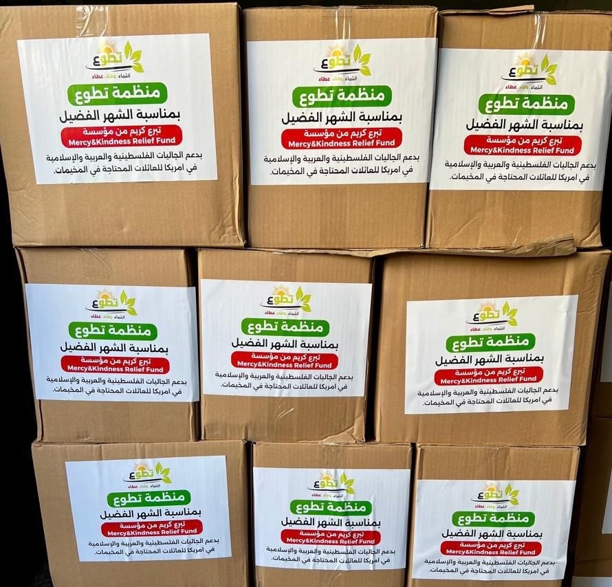 مؤسسة اللطف والرحمة الأميركية تقدم طرودًا غذائية للأسر الفلسطينية في عدة مخيمات بالضفة الغربية