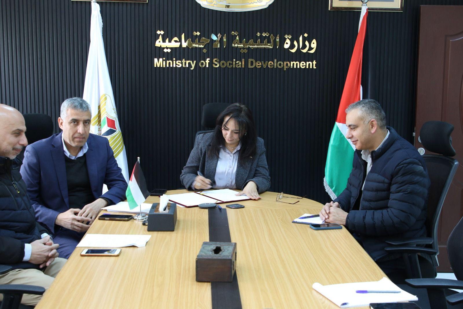 الوزيرة حمد توقّع اتفاقية تعاون مع جمعية عايشة لحماية المرأة والطفل لتعزيز خدمات حماية الأطفال في قطاع غزة 