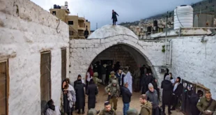 مستوطنون يقتحمون قبر يوسف شرق نابلس