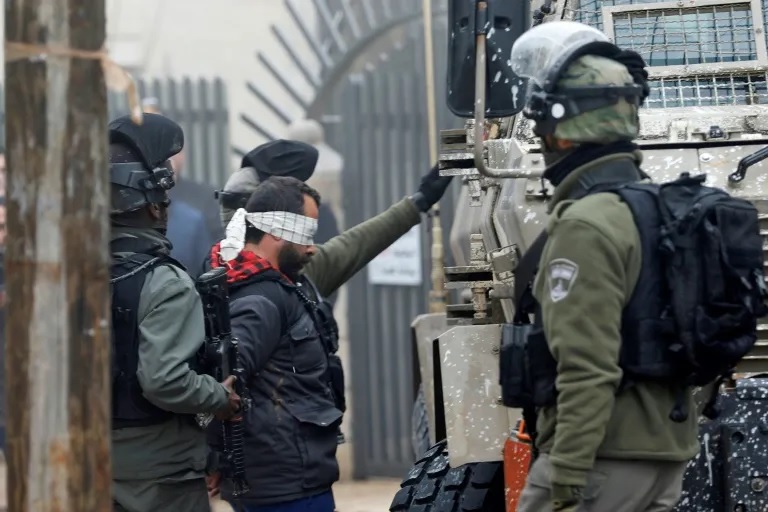 جيش الاحتلال يشن حملات دهم واعتقال في الضفة الغربية