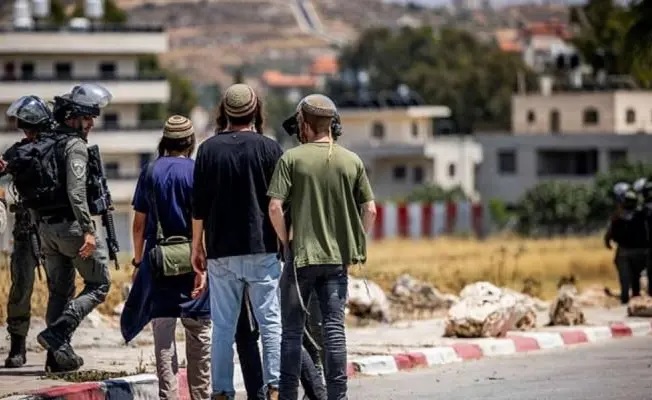 هيئة مقاومة الجدار : المستوطنون نفذوا 443 اعتداءً خلال شهر من الحرب الدائرة