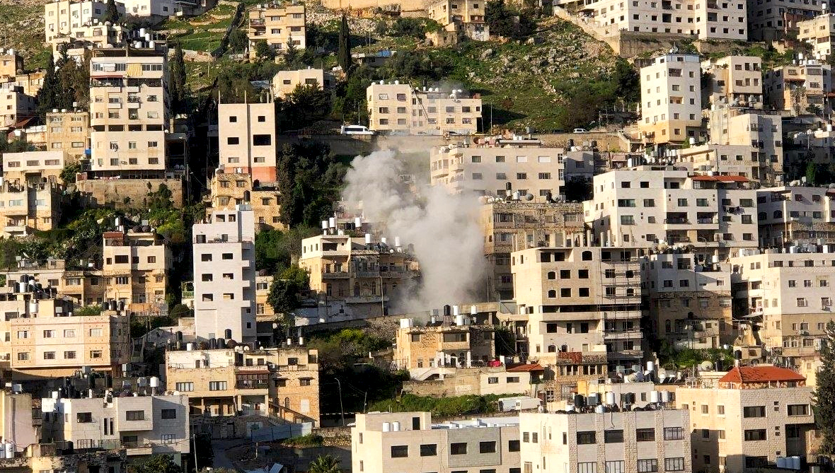 جيش الاحتلال يفجر منزل عائلة الشهيد "محمود العقاد" في مدينة نابلس